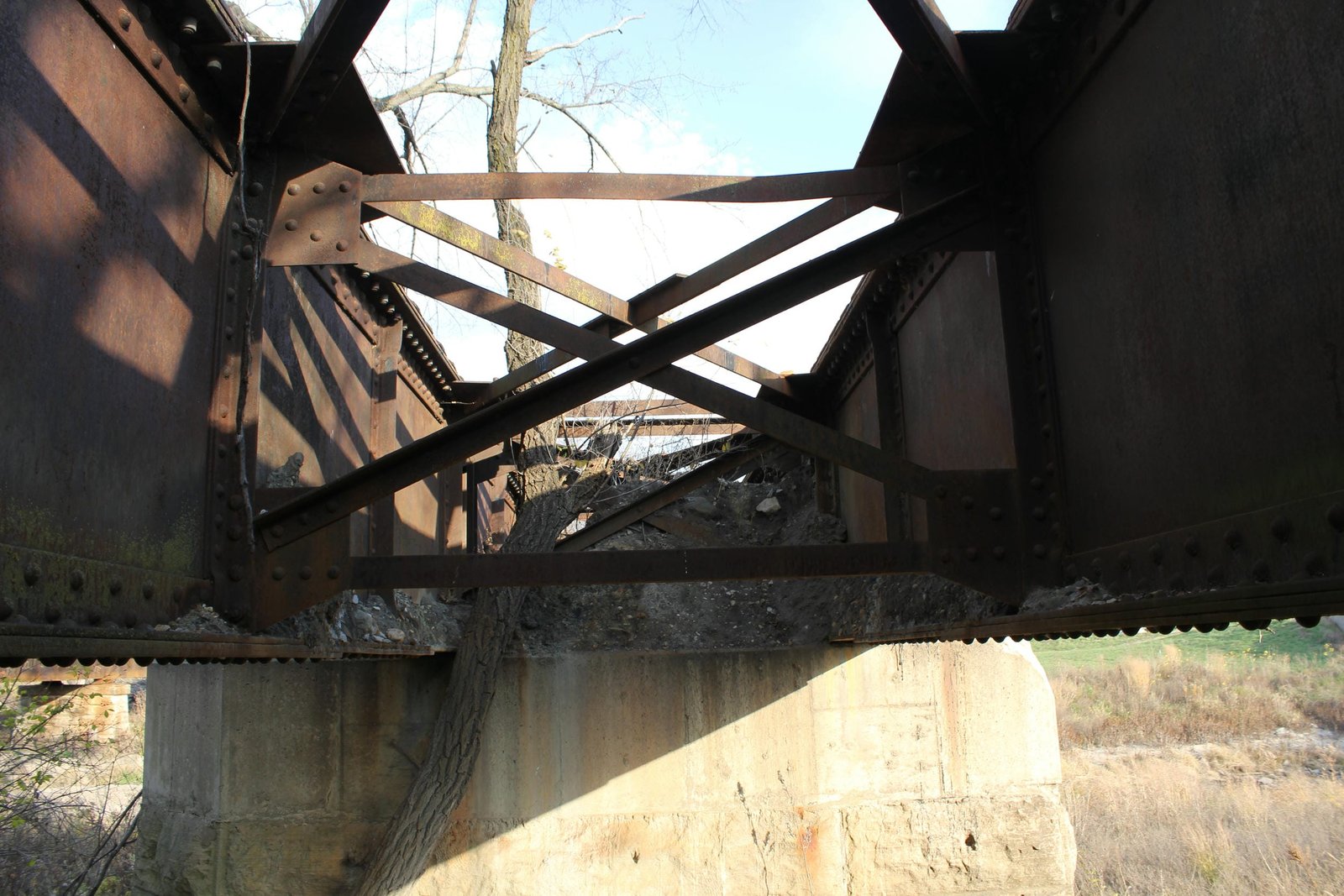 Cross frame detail